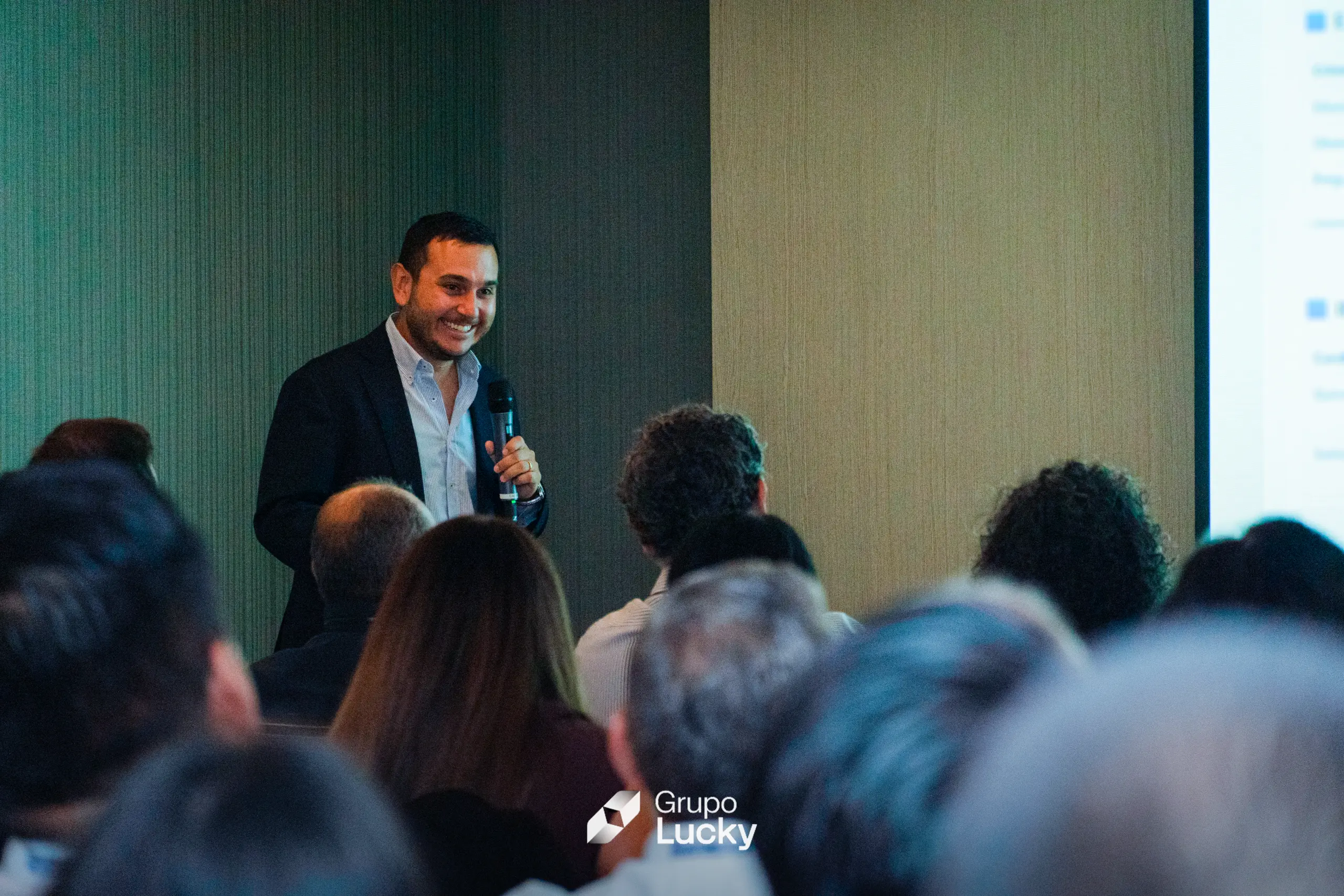 Luigi Parodi, Account Manager en Microsoft, durante su presentación sobre Empresa Frontera en la Convención Grupo Lucky 2026 en Lima
