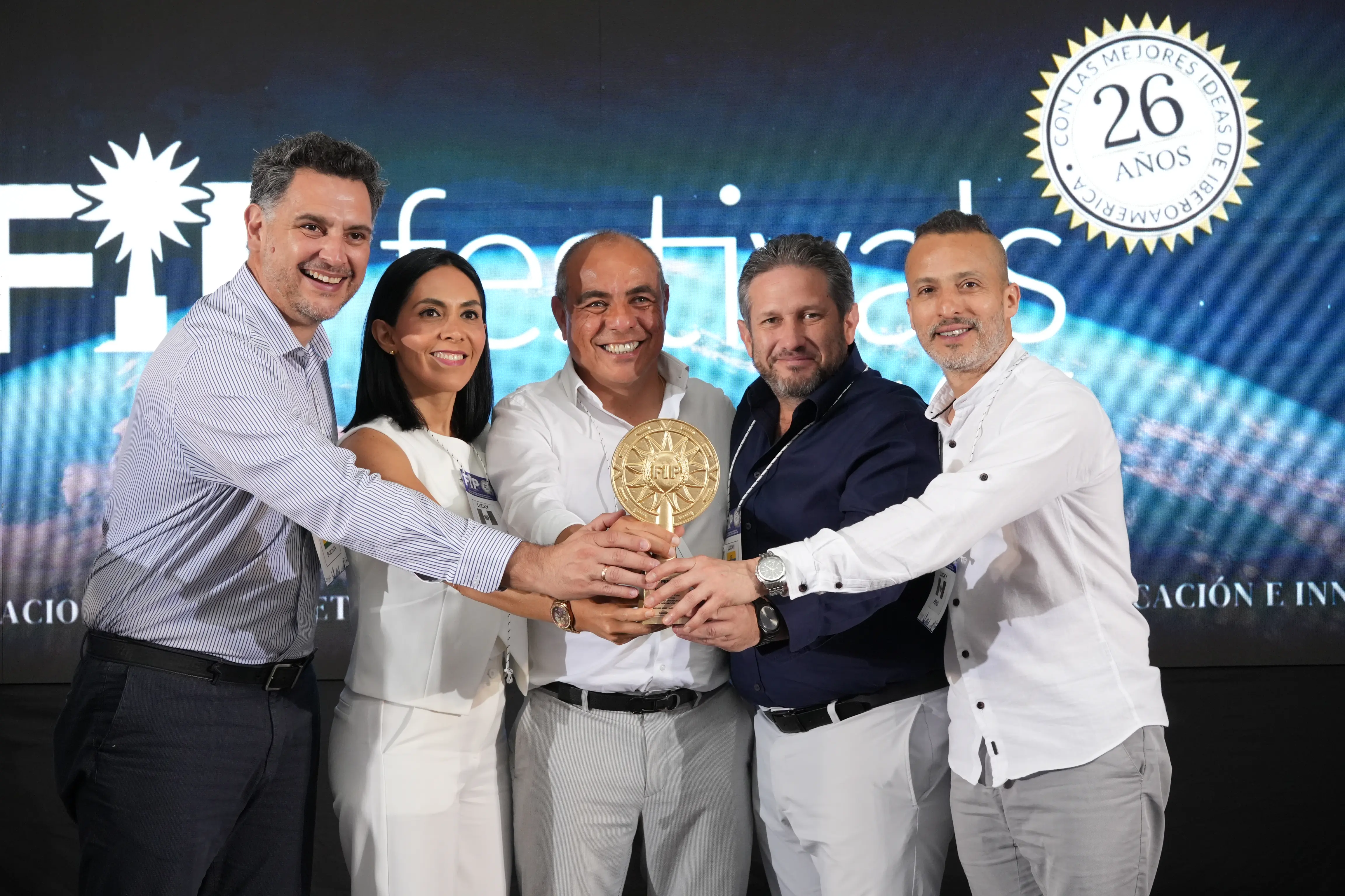 Equipo de Grupo Lucky Bolivia recibiendo reconocimiento en el Festival Internacional de Marketing FIP