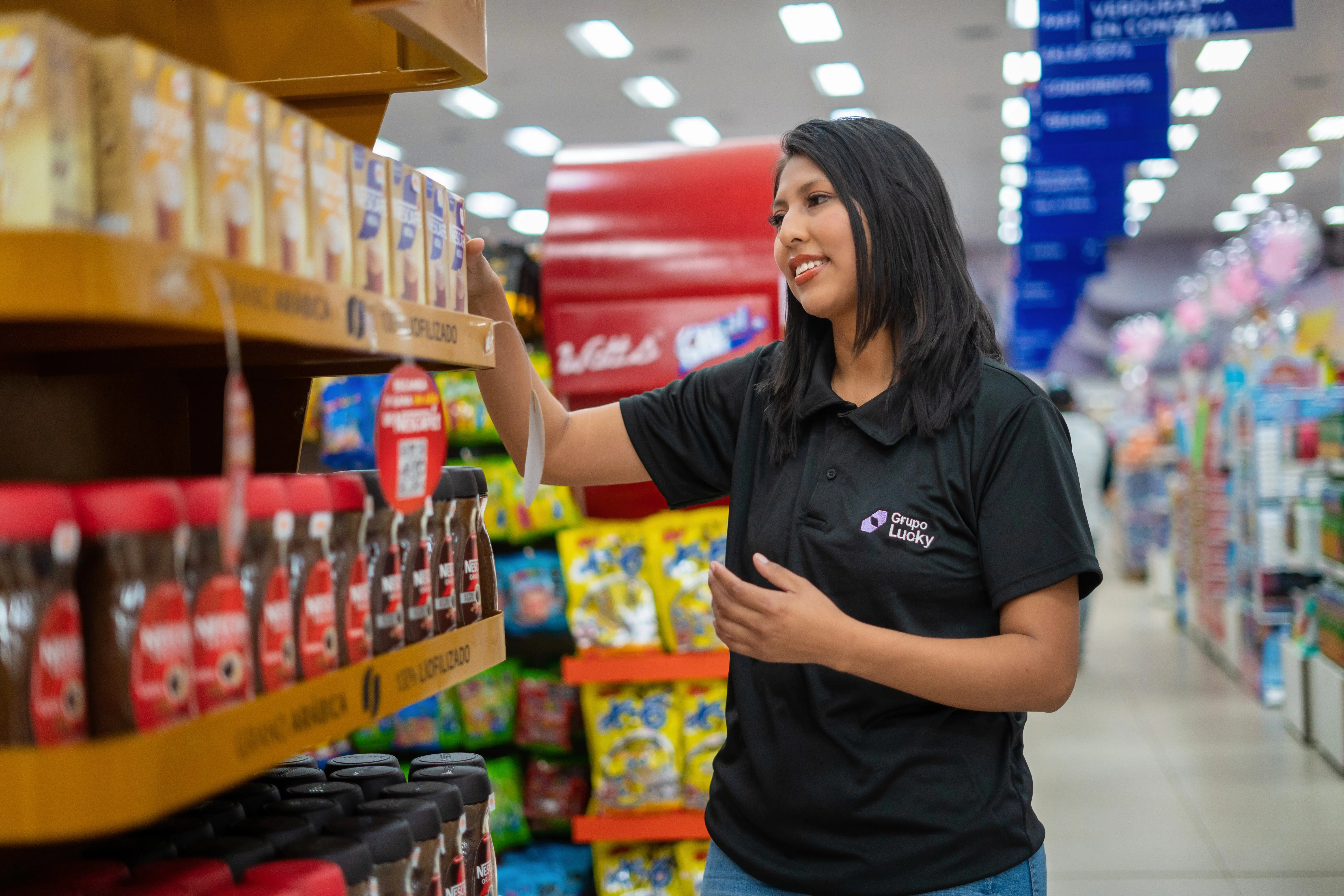 Colaboradora de Grupo Lucky ejecutando acciones de trade marketing en punto de venta en Bolivia